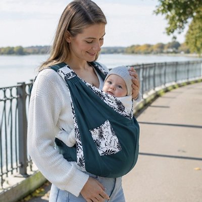 Echarpe-de-portage-verte-foncee-maman-bebe-a-exterieur