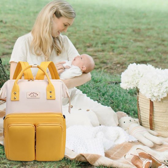 maman et bébé au piquenique avec Sac a langer