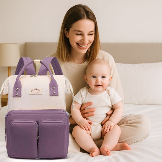 maman et son bébé avec Sac a langer violet