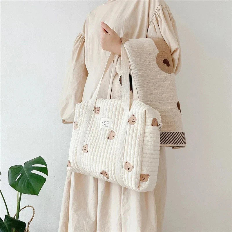 sac a langer beige avec ours comme motif