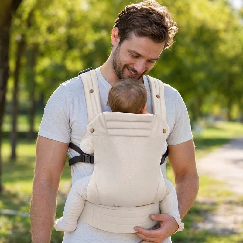 bebe dans porte bebe sortie avec papa