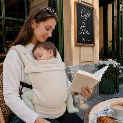 bebe endormi dans porte bebe