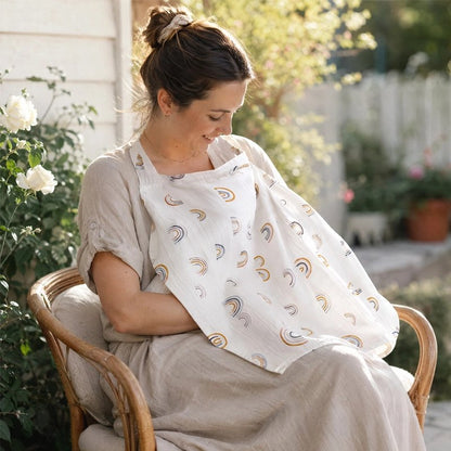 Cape-d'allaitement-maman-allaite-bebe-dans-jardin