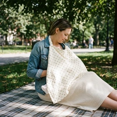Cape d'allaitement maman au parc avec bebe