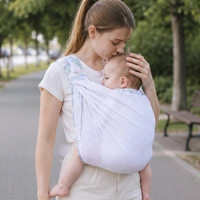 Echarpe-de-portage-blanche-maman-donne-bisou-bebe