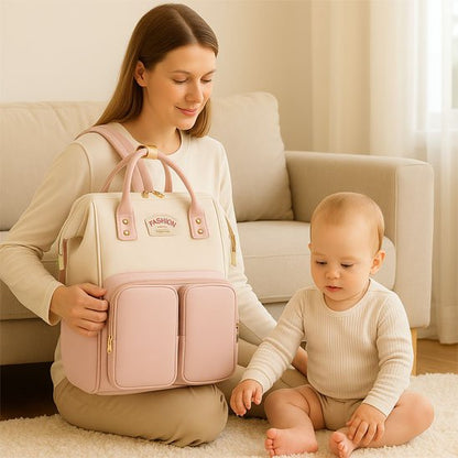 maman et bébé assis avec Sac a langer 