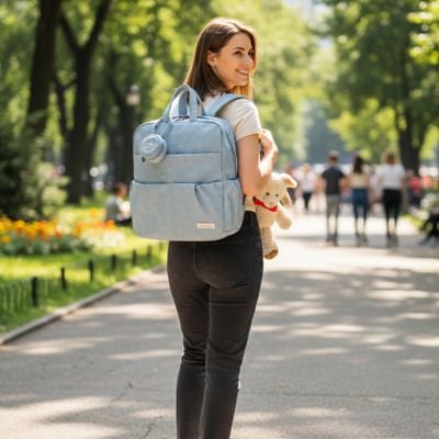 Maman et bébé en marche avec sac a langer a dos bleu 
