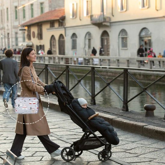 maman et bèbè en promenade avec sac a langer