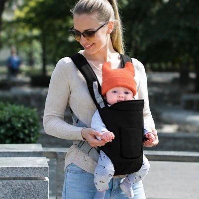maman-prend-bebe-dans-porte-bebe-noir