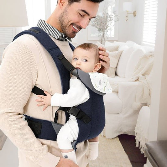 papa avec bebe dans le porte bébé 