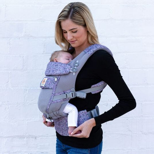 porte bebe mauve lavande maman porte son bebe endormi