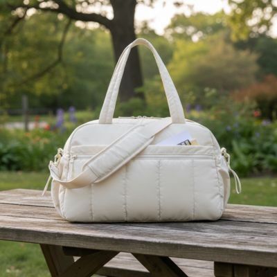 sac a langer couleur neutre sur table bois