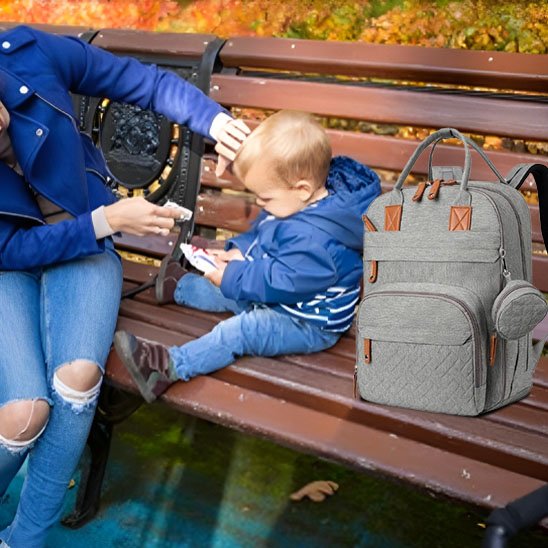 sac a langer gris bebe joue ave maman sue un banc en bois