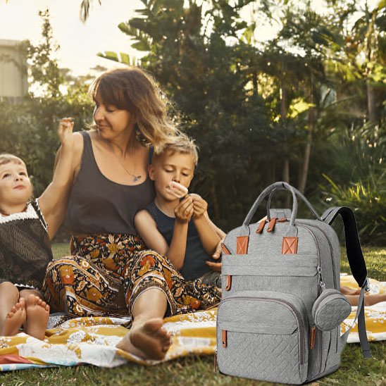 sac a langer gris maman et deux enfants au piquenique