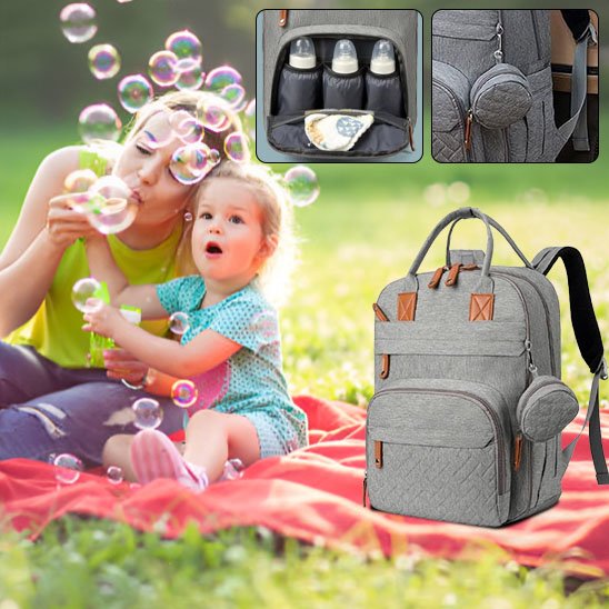 sac a langer gris maman fait bulles avec fille