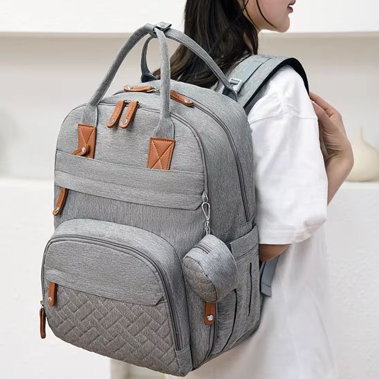 sac a langer sac a dos gris pris par maman