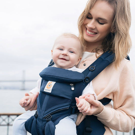 porte bebe maman a pris  bebe dans le porte bebe  bleu
