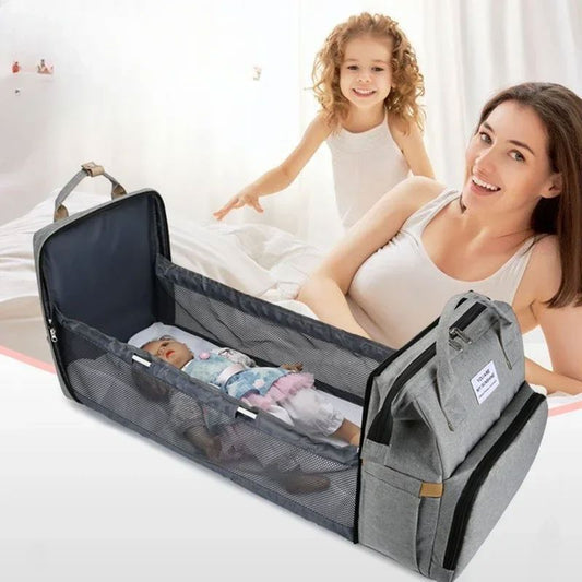sac a langer gris maman et fille regarde  parc bebe dodo 